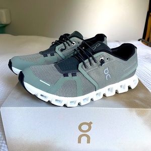 On Running - Cloud 5 Runner size 8.5 Womens (fits like a narrow 7.5-8)